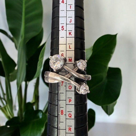 Elegant Silver and Crystal Ring - Picture 2 of 3